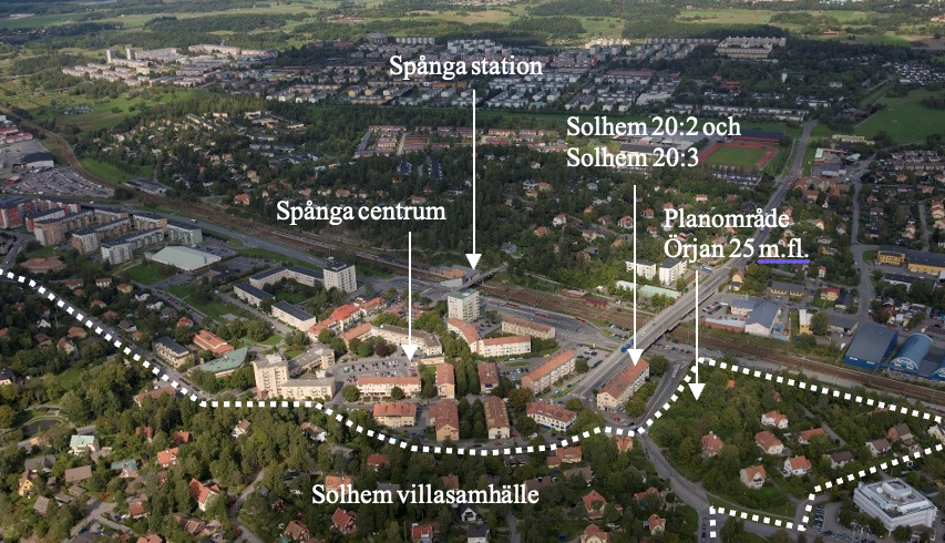 I den lummiga gröna kilen mellan Södergårdsvägen, Stormbyvägen, och Bromstensvägen, i Solhem planerar staden att bygga 100 hyresrätter. Vad som en gång var vackra villor kommer att bli höghus i betong, glas, och stål.