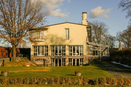 Villa Källhagen idag med organgeri som föreslås byggas permanent.