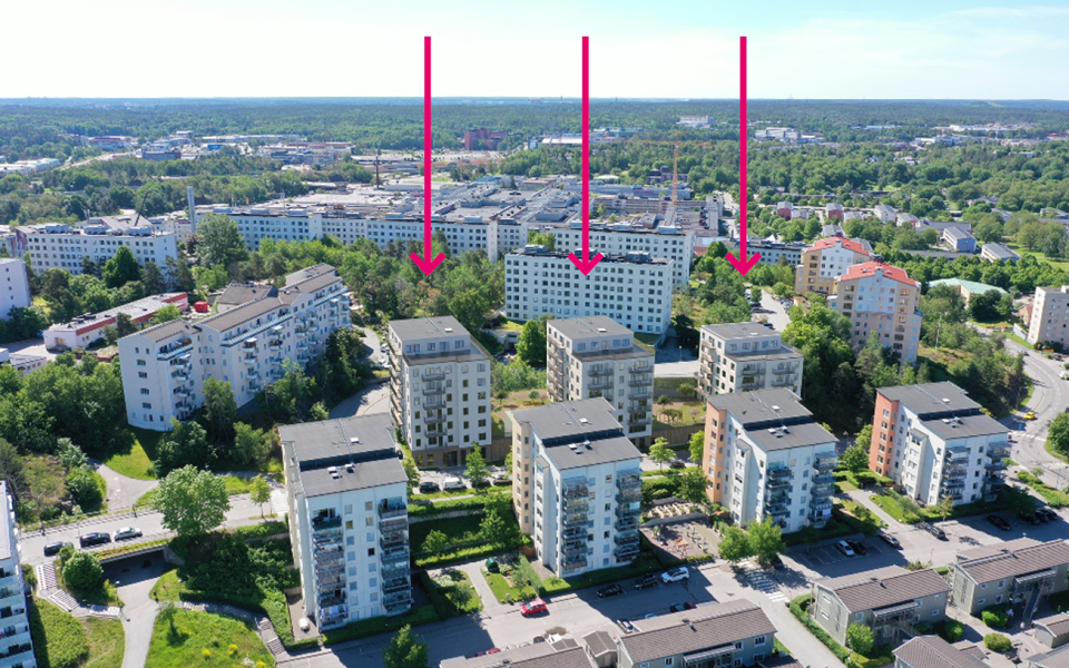 Ekholmsvägen i Skärholmen föreslås bebyggas med 100 bostäder i tre hus. De nya husen byggs i modernistisk miljonprogramsarkitektur samtidigt som dessa förtätar bort befintliga grönområden. 