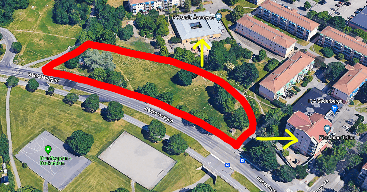 I Råcksta ligger Förskolan Äventyret där barn kan springa fritt på fälten. Detta kommer vara ett minne blott när staden planerar att bygga 80 servicebostäder tätt intill förskolan.