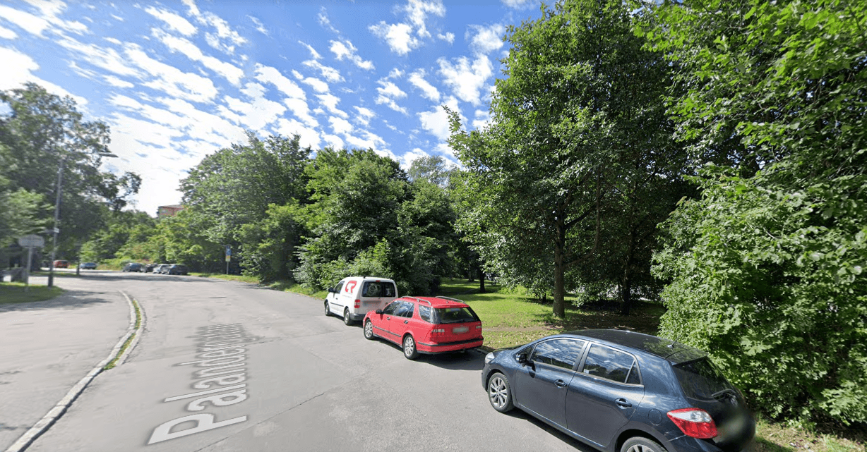 Hammarbyhöjden föreslås bebyggas med 140 bostäder i flera bostadshus. I och med detta skulle det nästan 7 000 kvm stora naturområdet mellan Hammarbybacken, Olaus Magnus väg och Palandergatan försvinna.