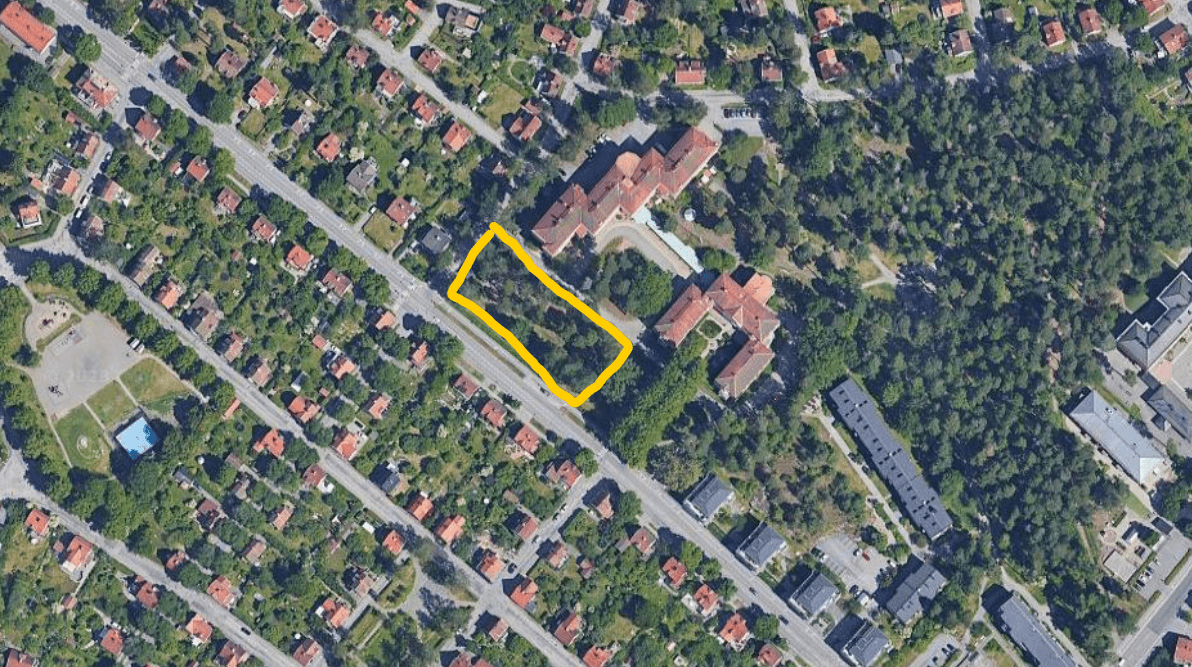 Vård- och omsorgsboendet “De Gamlas vänner” på Gamla Tyresövägen föreslås bebyggas med 90 lägenheter. Detta sker dels genom att konvertera befintlig verksamhetslokal, dels genom att bygga nya 4-våningshus.