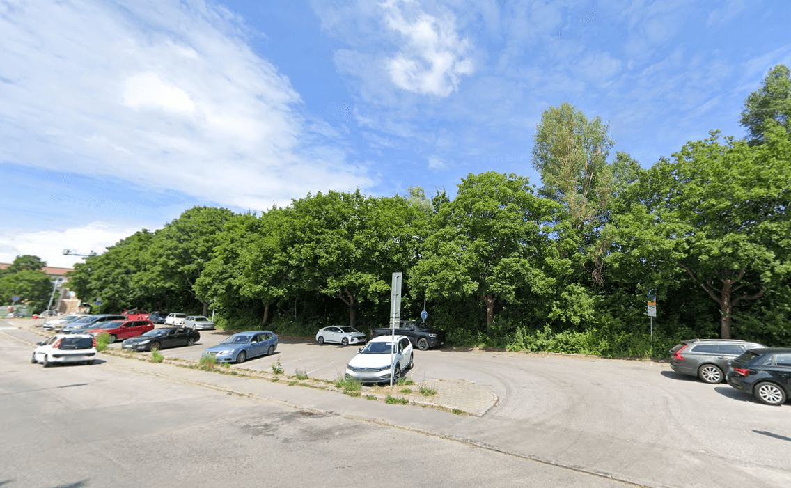 Holmögaddsvägen föreslås förtätas med ett lamellhus i fem våningar med 70 hyresrätter. Byggnationen planeras att ske intill Skarpnäcks skola och innebär att befintliga parkeringsplatser tas i anspråk.