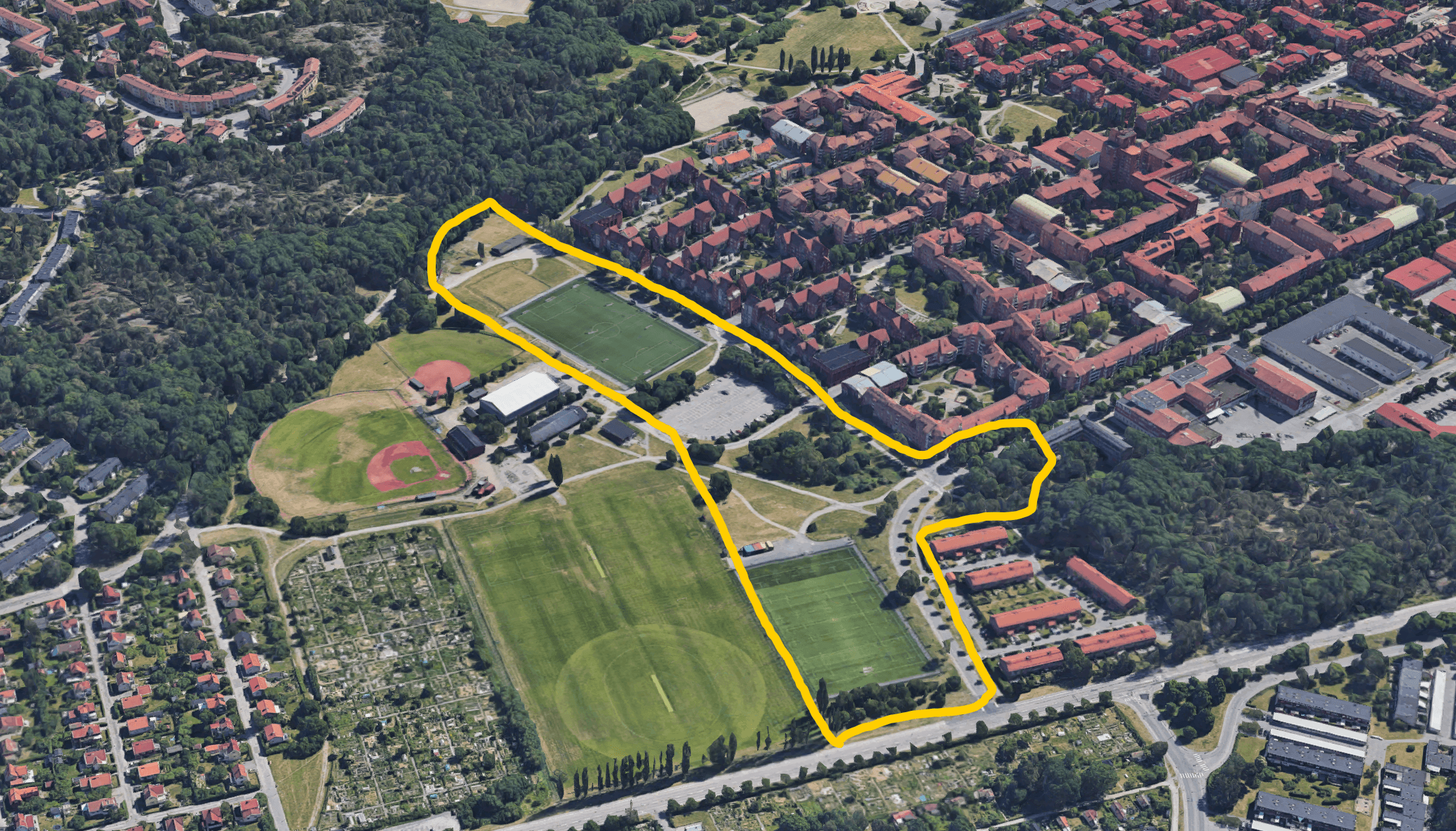 Skarpnäcksfältet föreslås förtätas med 500 bostäder i sex kvarter på upp till fem våningar. I byggnadsprojektet inkluderas även en ny idrottshall, simhall samt ishall vilket innebär ett positivt tillskott till området.