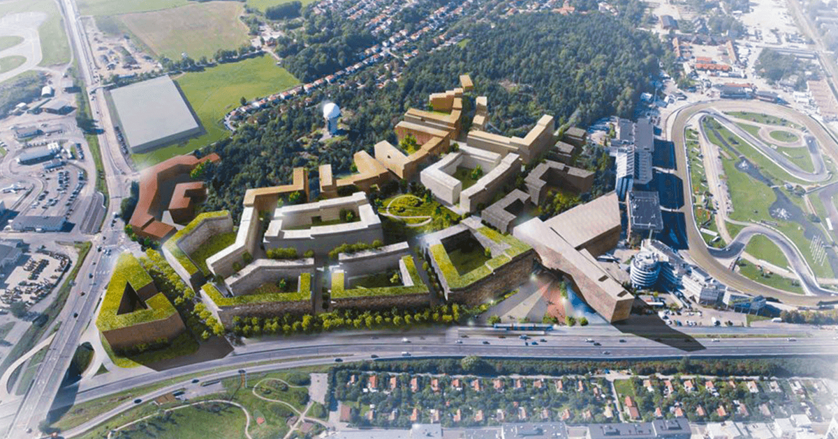 I området vid Solvalla planeras 2 000 nya bostäder, skola, förskolor, idrottshall och kommersiella lokaler. Det kraftiga kraftiga exploateringen är hög och modernistisk, tar delar av Solvallaskogen i anspråk och kväver den så anrika Bällstalunds folkskola från 1912.